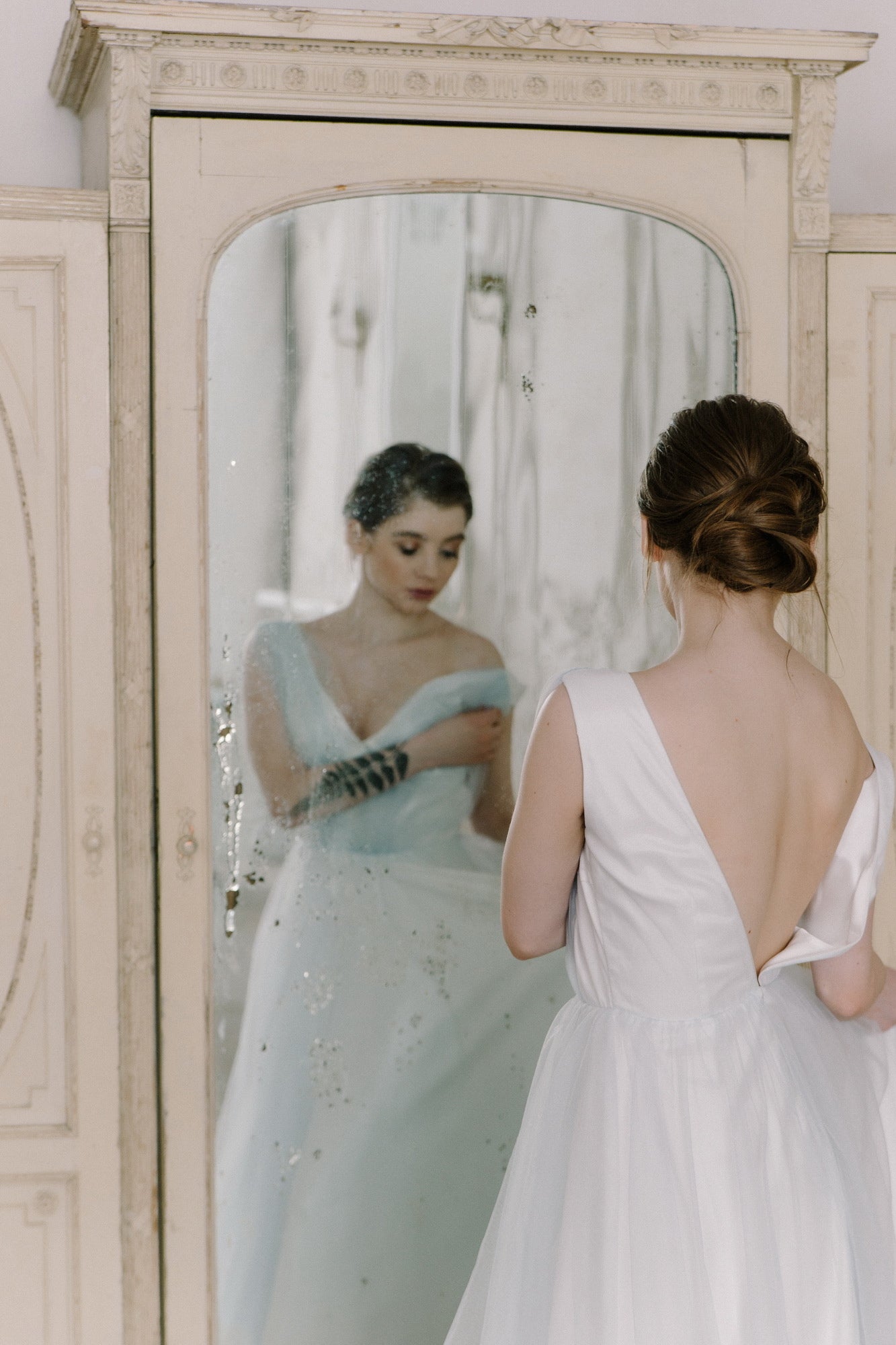 Open V-back of Ciel blue tulle wedding dress

